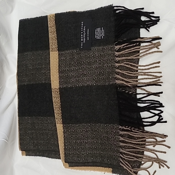Bloomingdale's Other - Tan and grey the men's store Bloomingdales scarf with fringe